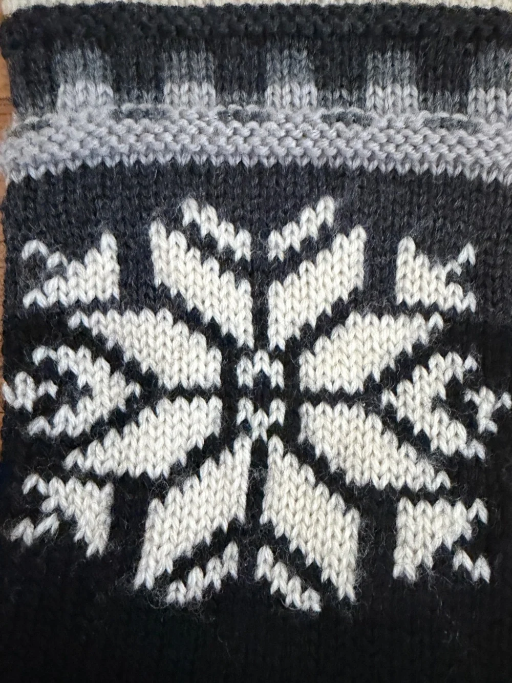 Smartwool Merino Wool Womens Gloves Black Gray White Snowflake